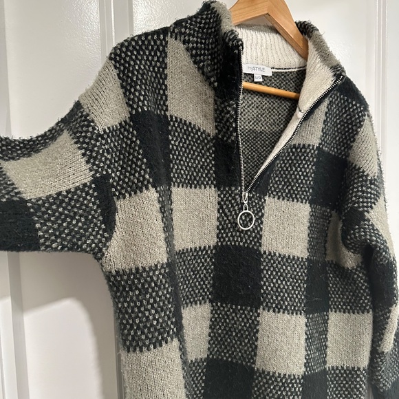 My Style | Women’s Large Black and Cream Gray Plaid Quater Zip Sweater - Picture 6 of 9